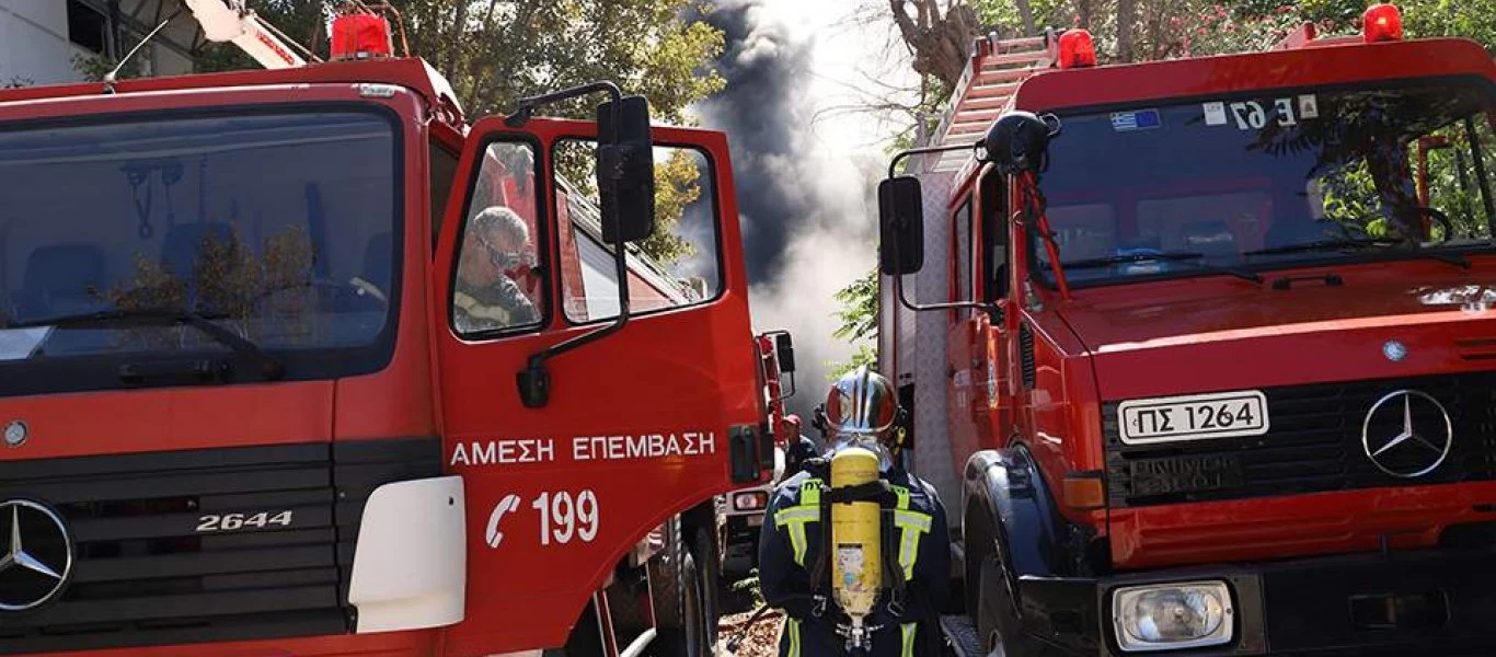 Φωτιά σε αποθήκη στον Πειραιά - Άγνωστες οι αιτίες (βίντεο)